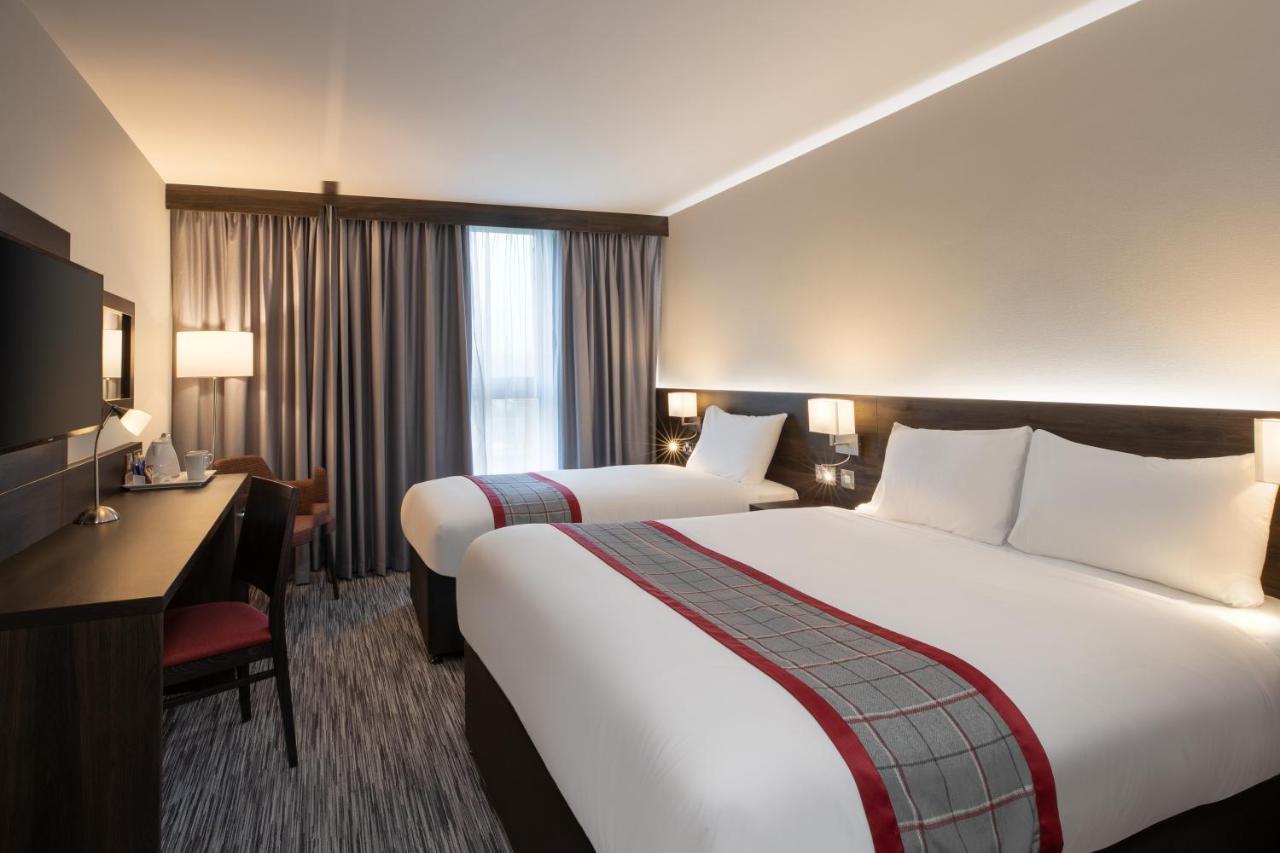Ramada By Wyndham Leeds East Hotel Exterior foto