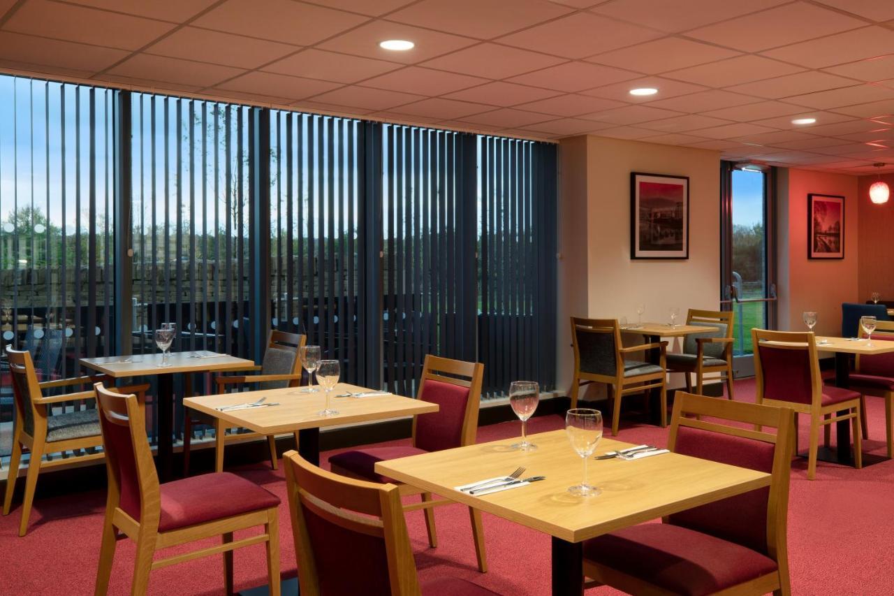 Ramada By Wyndham Leeds East Hotel Exterior foto