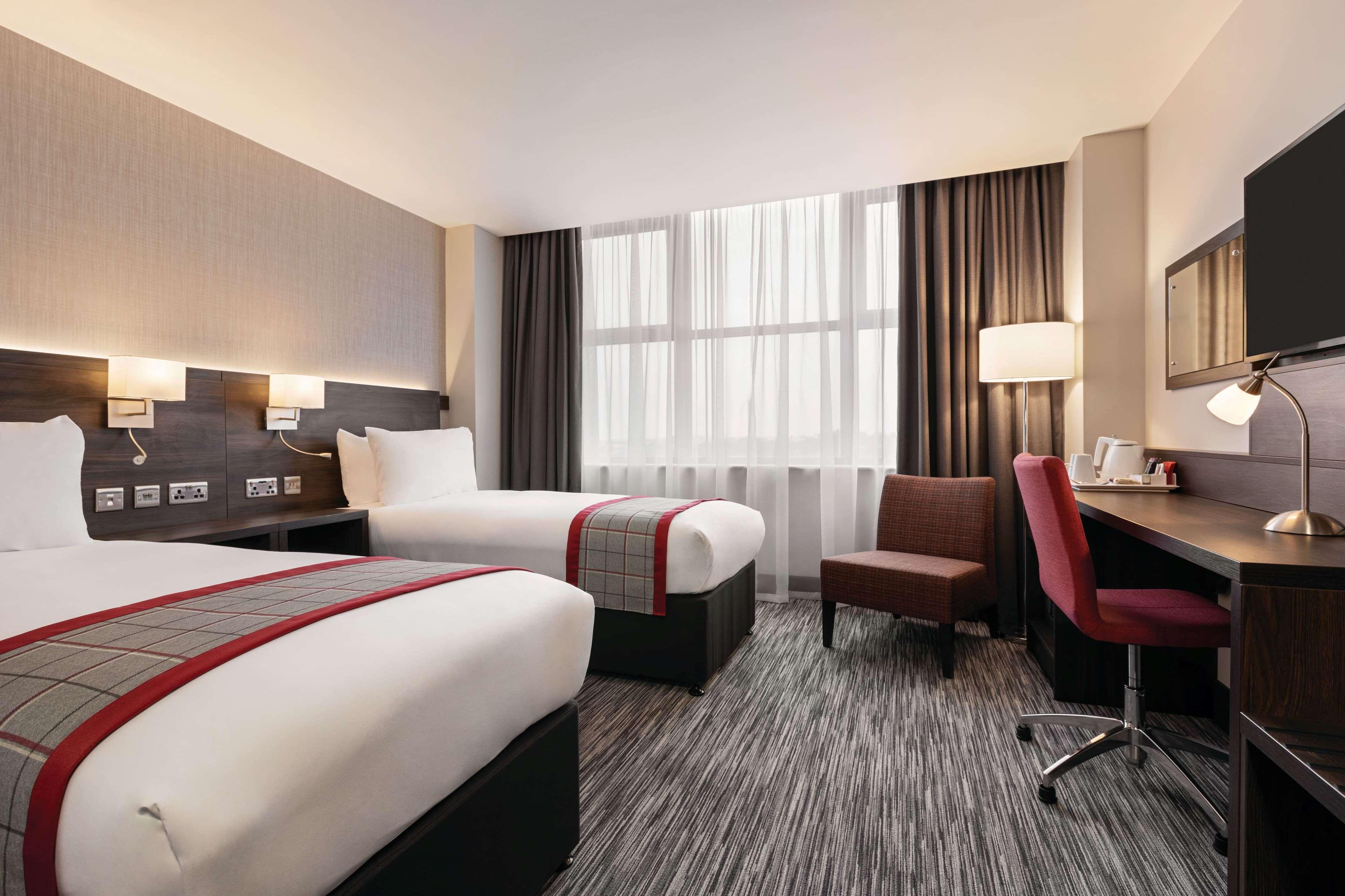 Ramada By Wyndham Leeds East Hotel Exterior foto